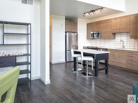 4th image of 1911 S Josephine St #413