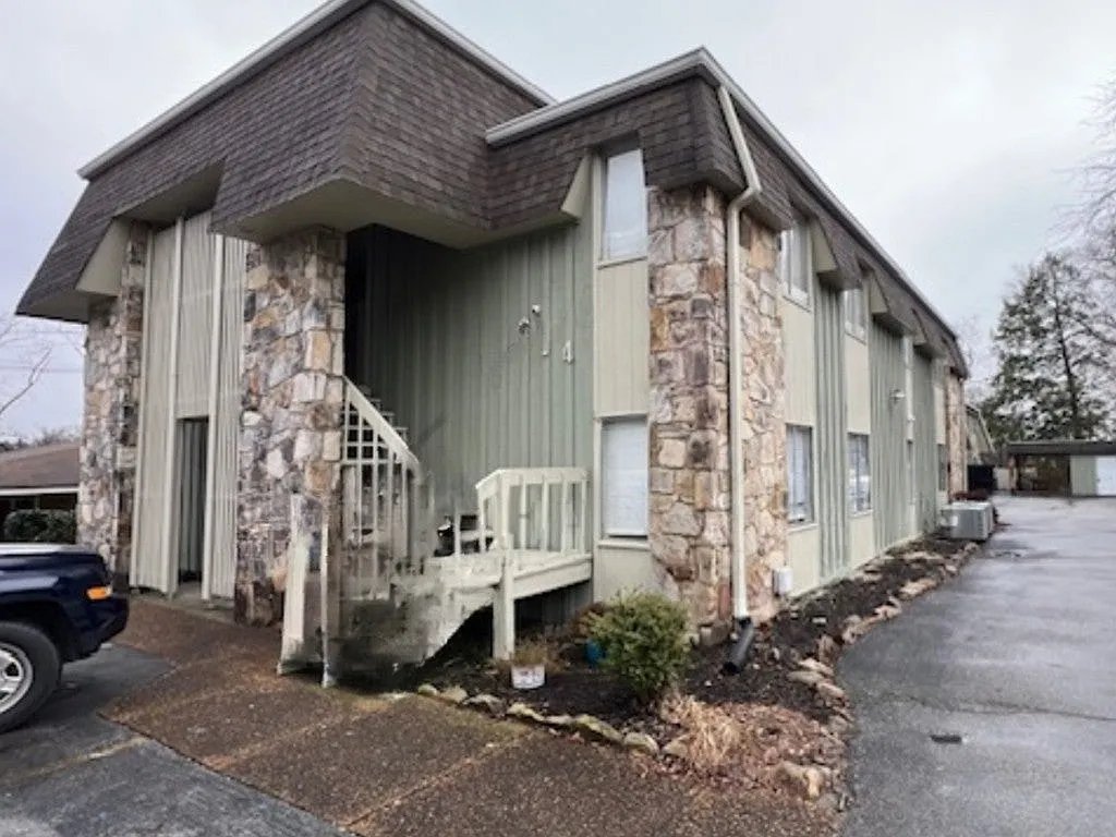 2 bed, 1.0 bath, 838 sqft, $995 — Photo 2