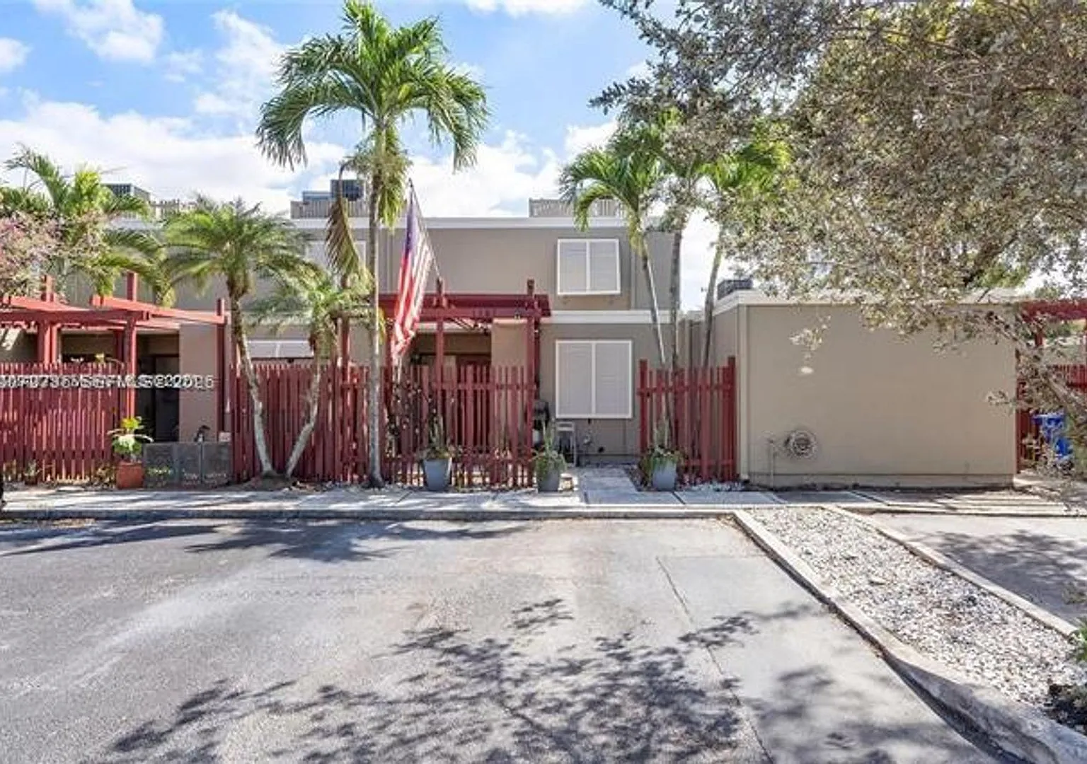 1281 W Fairway Rd th 1281, Pembroke Pines, FL 33026 — Photo 2