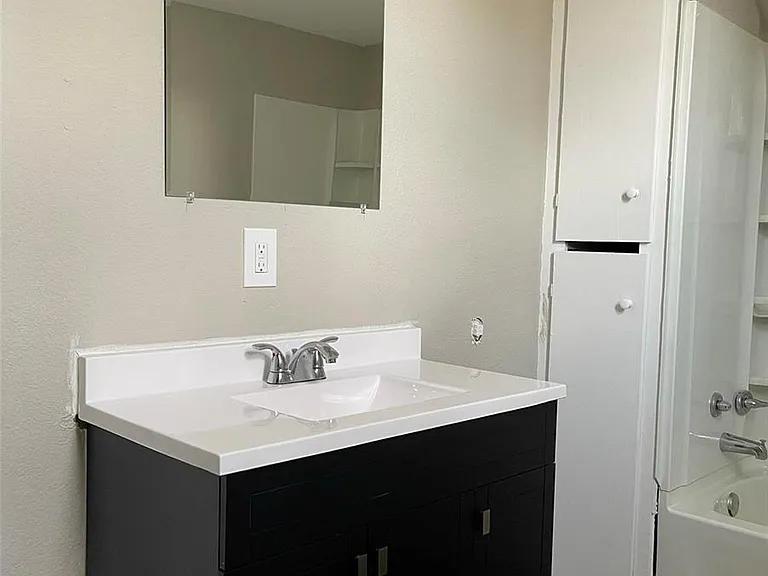 319 N Hesperia St #B — Photo 6