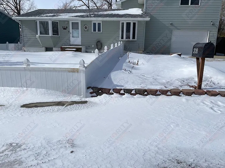 208 E Sunset Dr — Photo 1