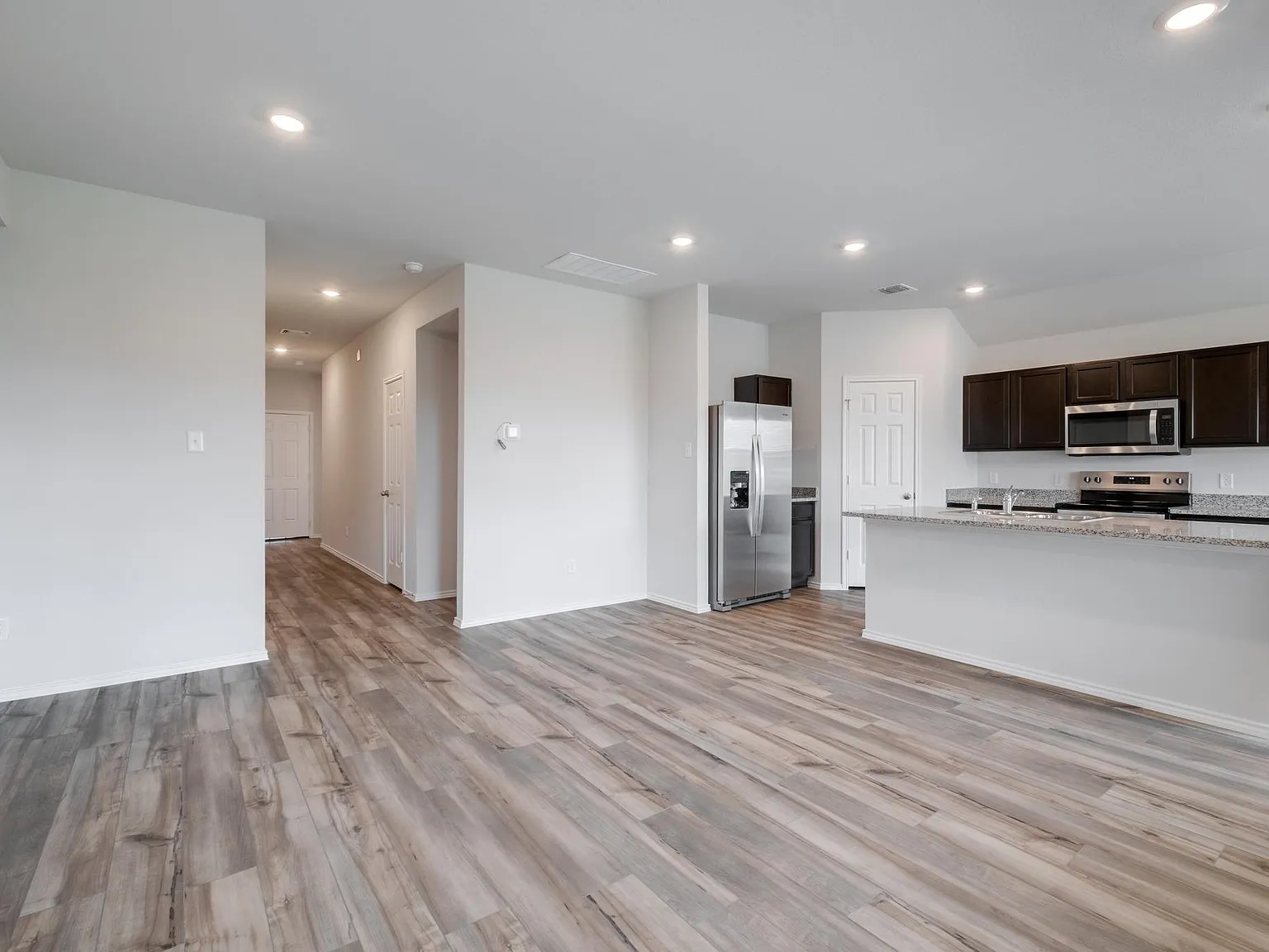 4 bed, 2.0 bath, 1665 sqft, $1,950 — Photo 4