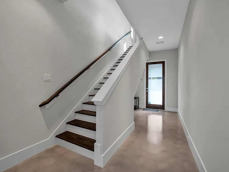 1427 Hubert St — Photo 3