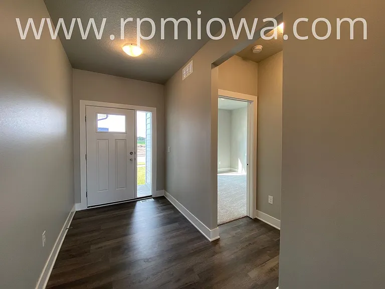 740 SE Drumlin Dr — Photo 2