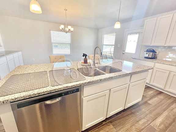 5th image of 1307 Cesarina St
