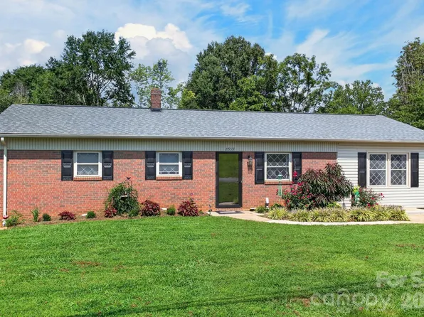 2559 Sweetbriar Cir, Lenoir, NC 28645
