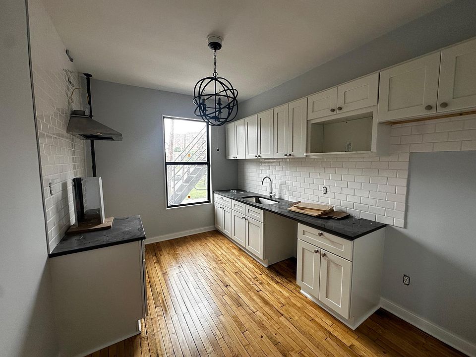 1st image of 905 W Franklin Ave #25