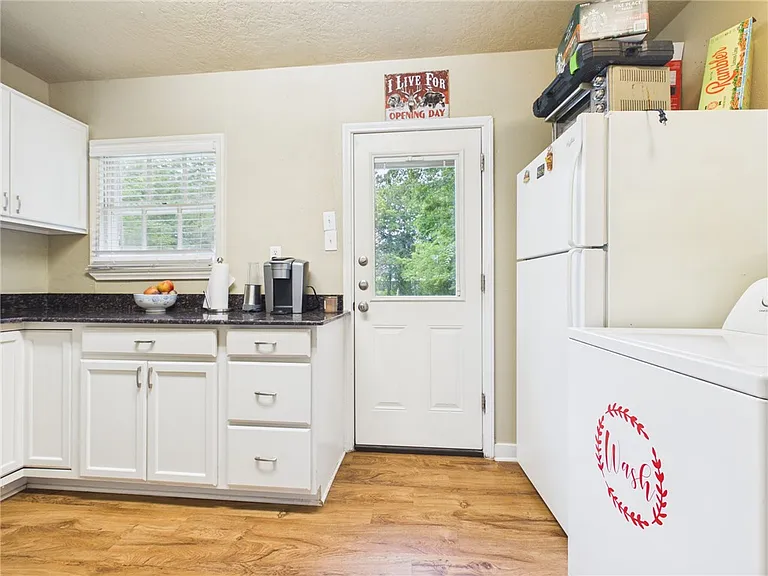 608 Highlands St — Photo 10