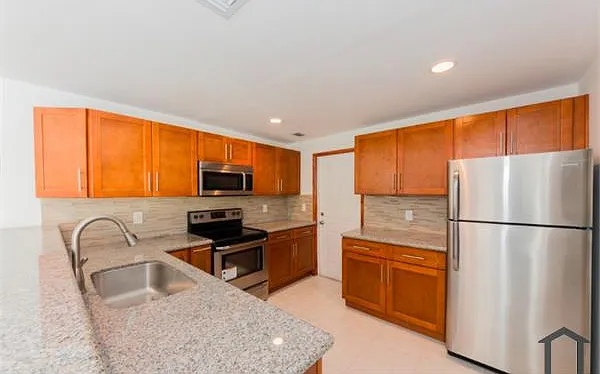 3 bed, 1000 sqft, $2,700 — Photo 4