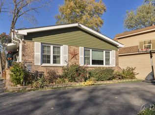 19536 W University Dr, Mundelein, IL