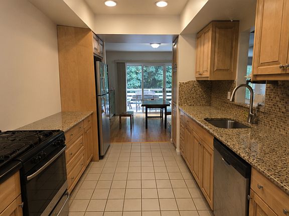 4th image of 37 Tulip Tree Ln