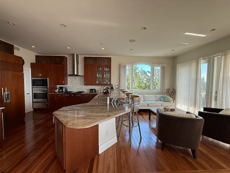 119 S Sacramento Ave — Photo 19