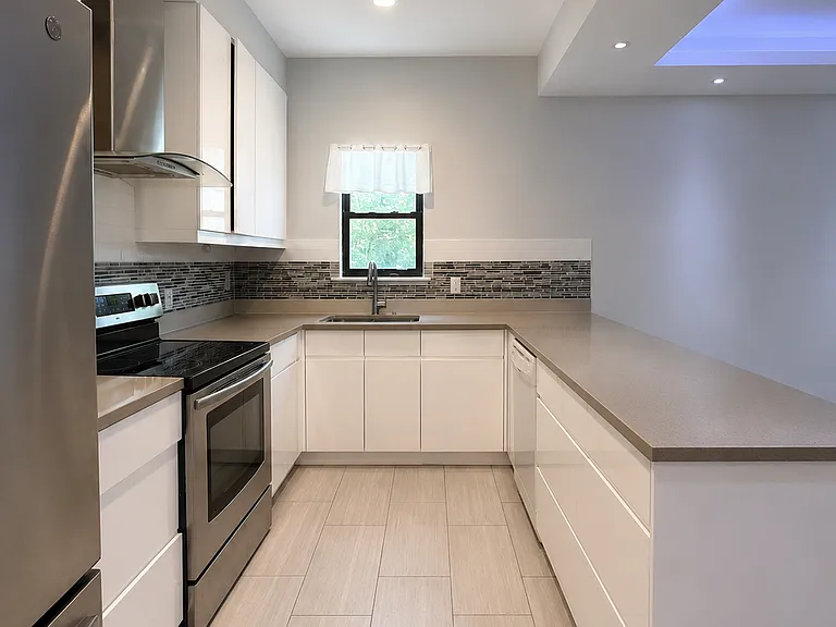 77 Sands Point Rd #1 — Photo 1