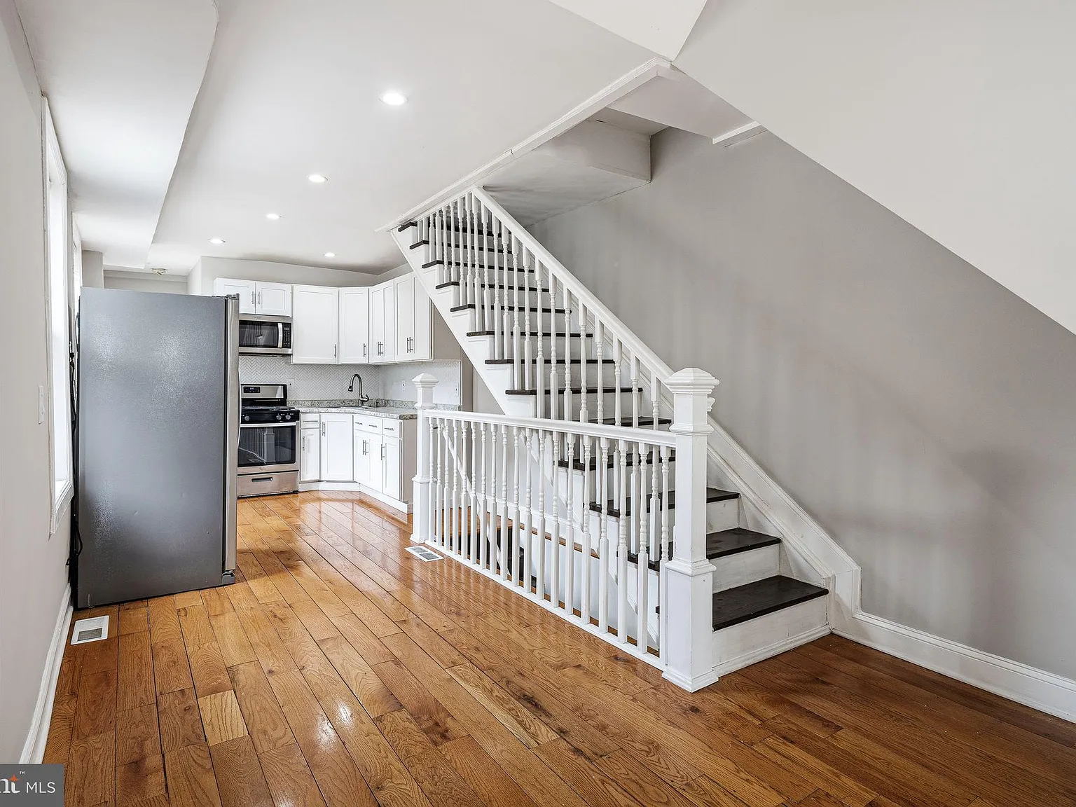 2 bed, 1.5 bath, 2544 sqft, $1,550 — Photo 4