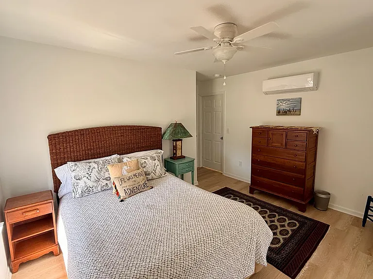 Bedroom with queen size bed