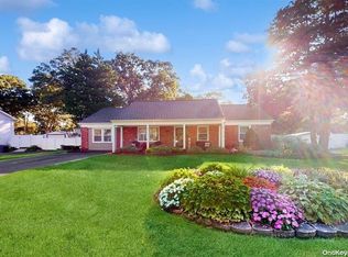 11 Winside Ln, Coram, NY 11727