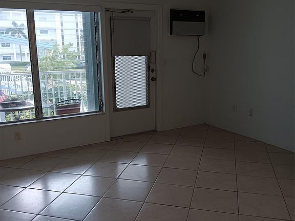 3rd image of 1110 N Riverside Drive #26