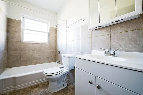 2041-43 E 75th St Chicago, IL 60649 Photo 1
