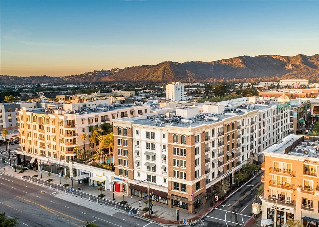 2 bed, 2.5 bath, 1326 sqft, $5,500 — Photo 1