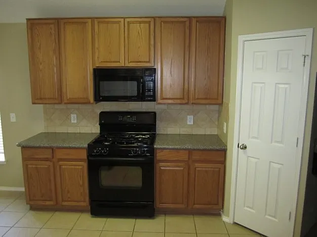 3 bed, 2.0 bath, 1877 sqft, $2,015 — Photo 2