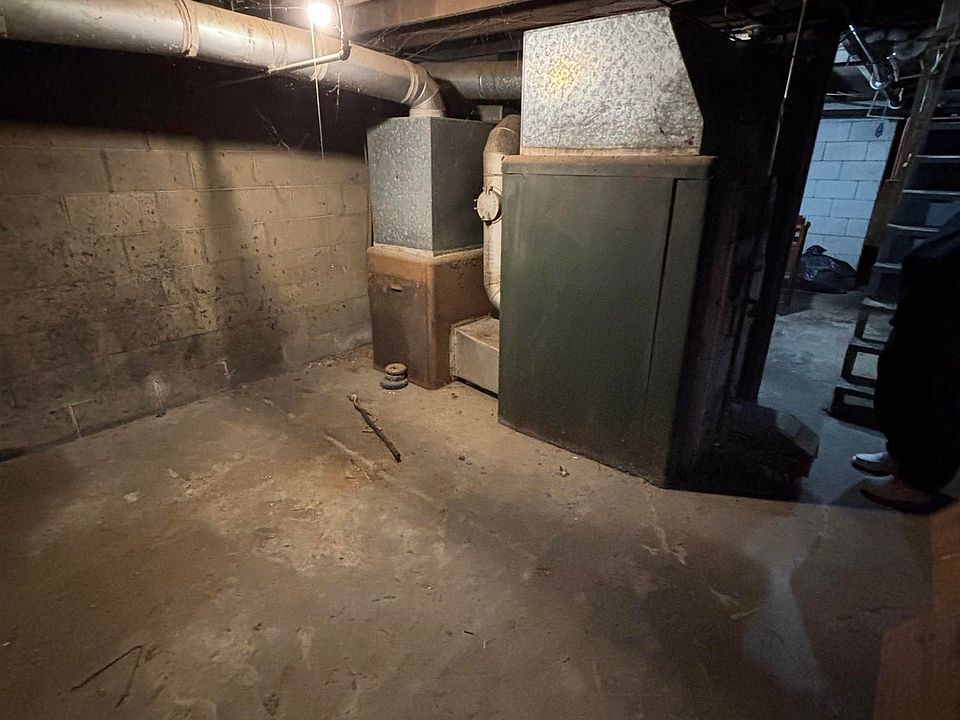 49th image of 2423 W Garden St