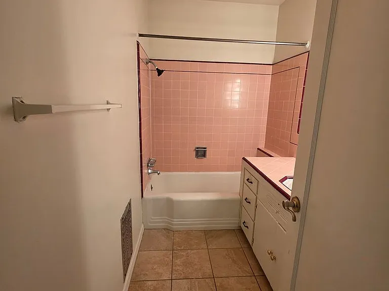2904 Sunset Ave - Apartment — Photo 13