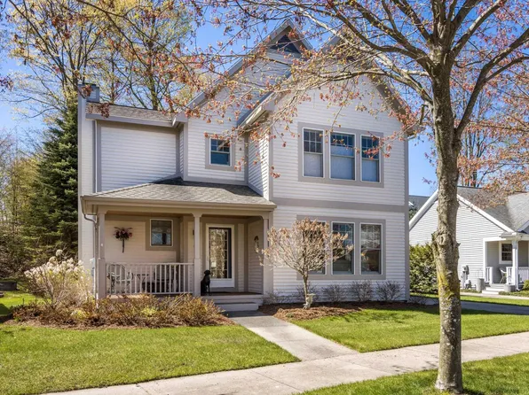 707 Lake Park Dr, Boyne City, MI 49712
