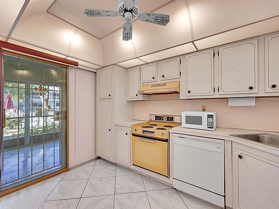 3rd image of 860 SE 6th Avenue #304