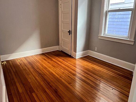 5th image of 31 Oxford Pl #2