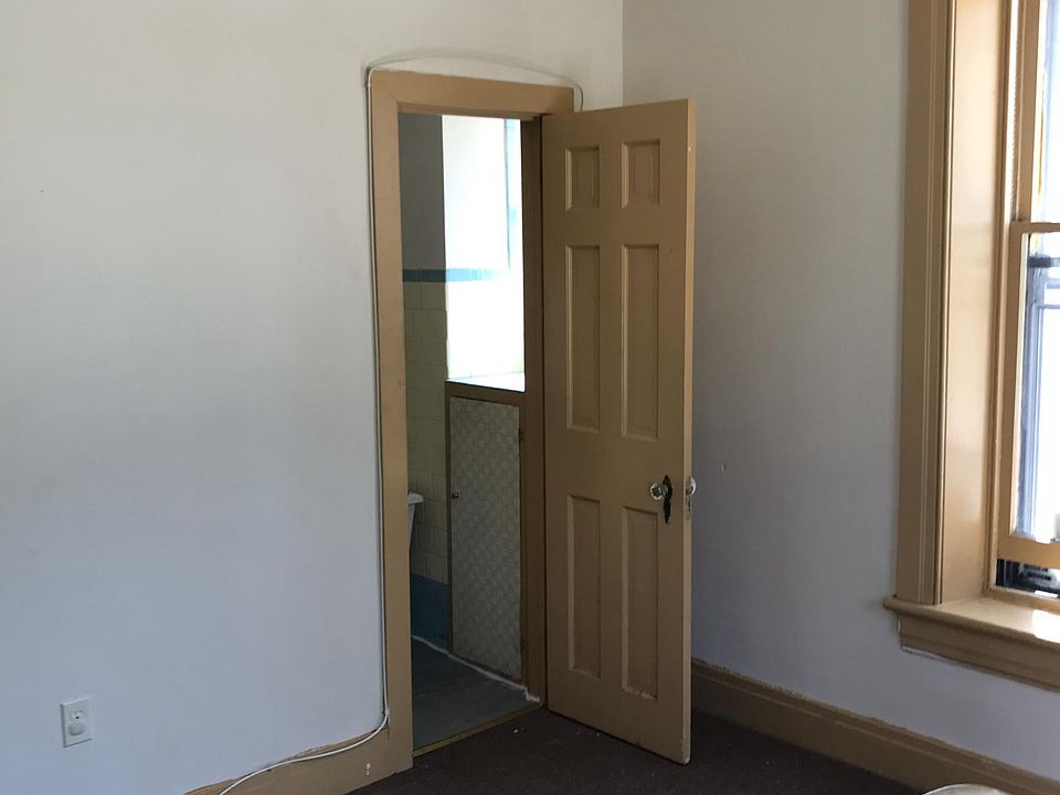 Entrance to bath from bedroom 