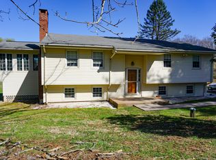 2 Oxford Dr, Middlefield, CT 06455