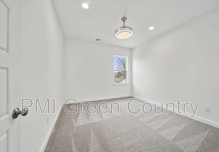 118 E Elgin St — Photo 28