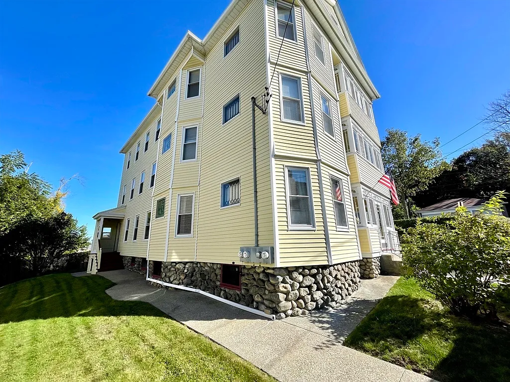 Building Photo - 21 Watson Ave #2