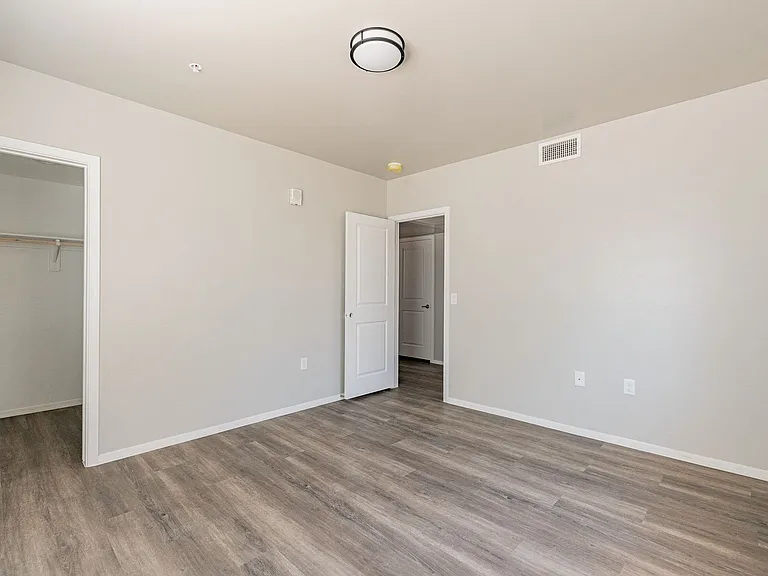 Bellevue Apartments — Photo 16