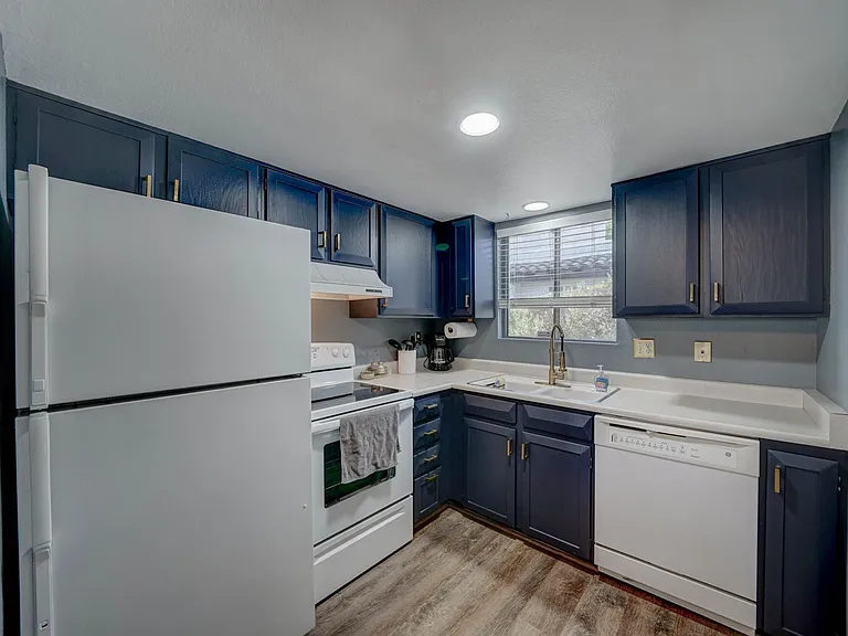 2401 N 70th St #F — Photo 4