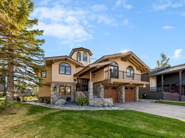 2062 Aloha Dr, South Lake Tahoe, CA 96150
