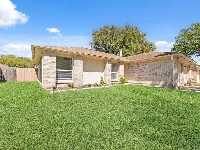 13502 Wells River Dr — Photo 2
