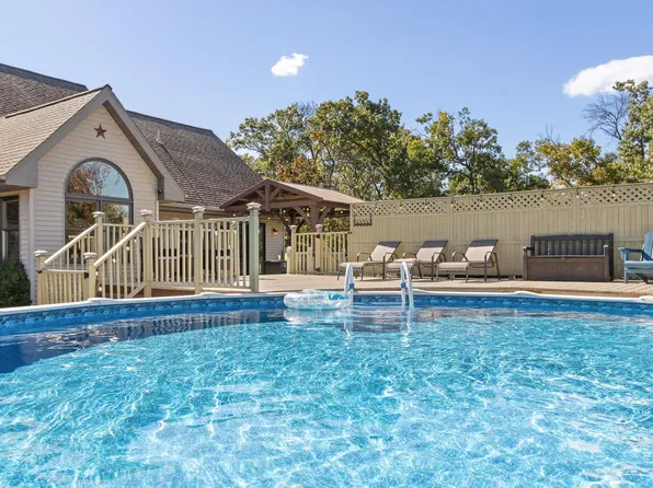 W7958 Jonathan Dr, Pardeeville, WI 53954