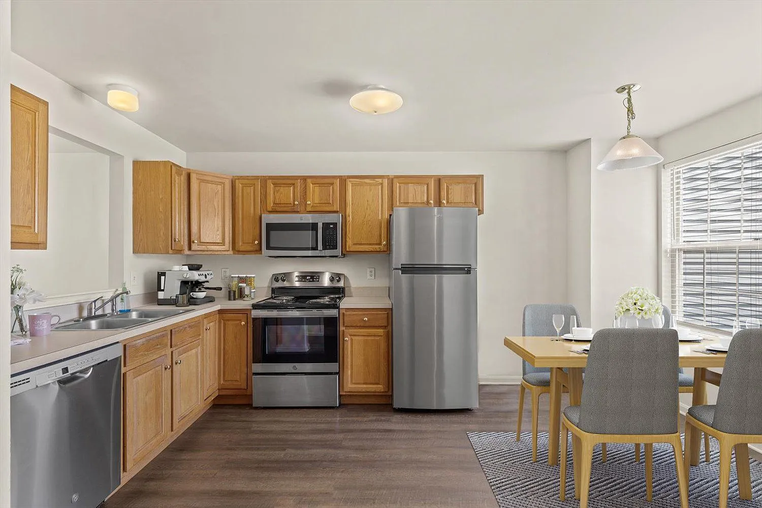 3 bed, 1.5 bath, 1350 sqft, $1,895 — Photo 2
