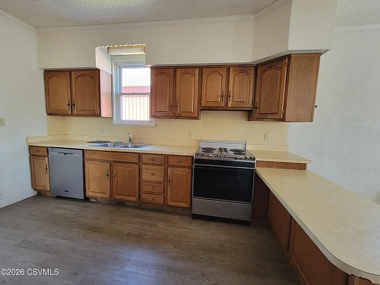 995 Center Ave — Photo 11