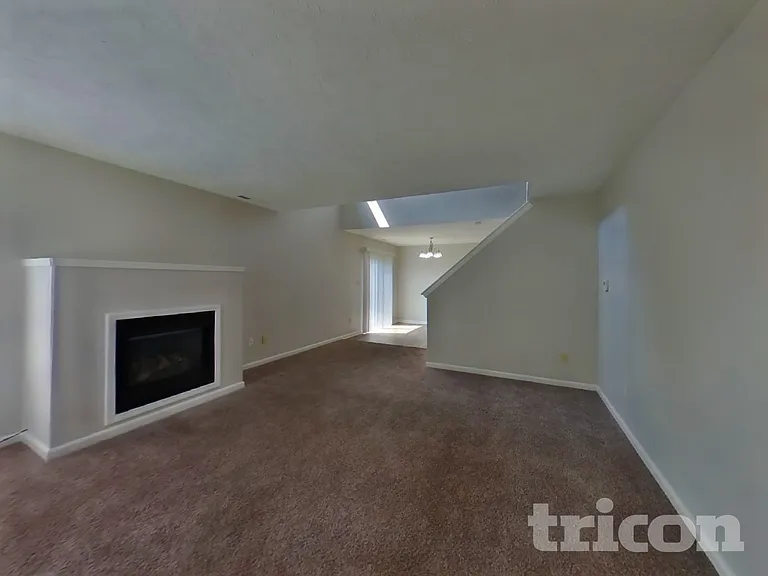 569 Stobus Dr — Photo 2