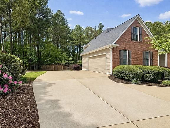 3rd image of 451 Graves Rd
