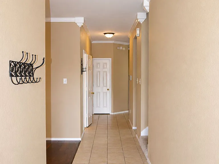 712 White Hawk Trl — Photo 2