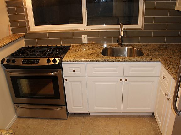 3rd image of 432 Rosecrans Ave APT B