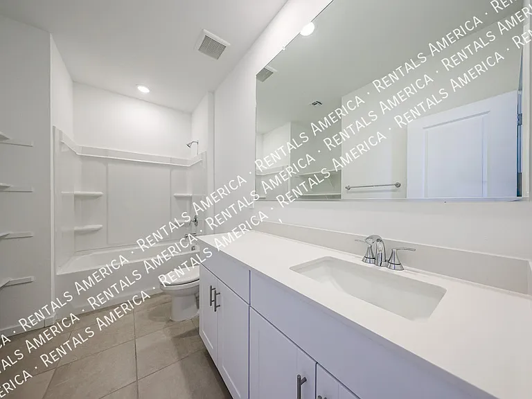 3380 N Camden Dr — Photo 32