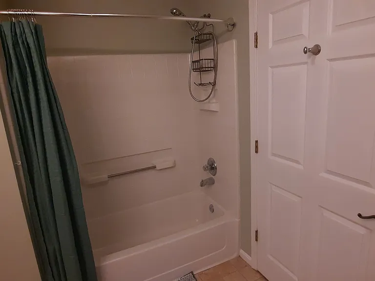 Full bath in guest bathroom.