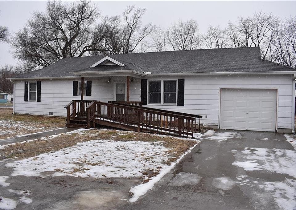 1st image of 302 N 10th St