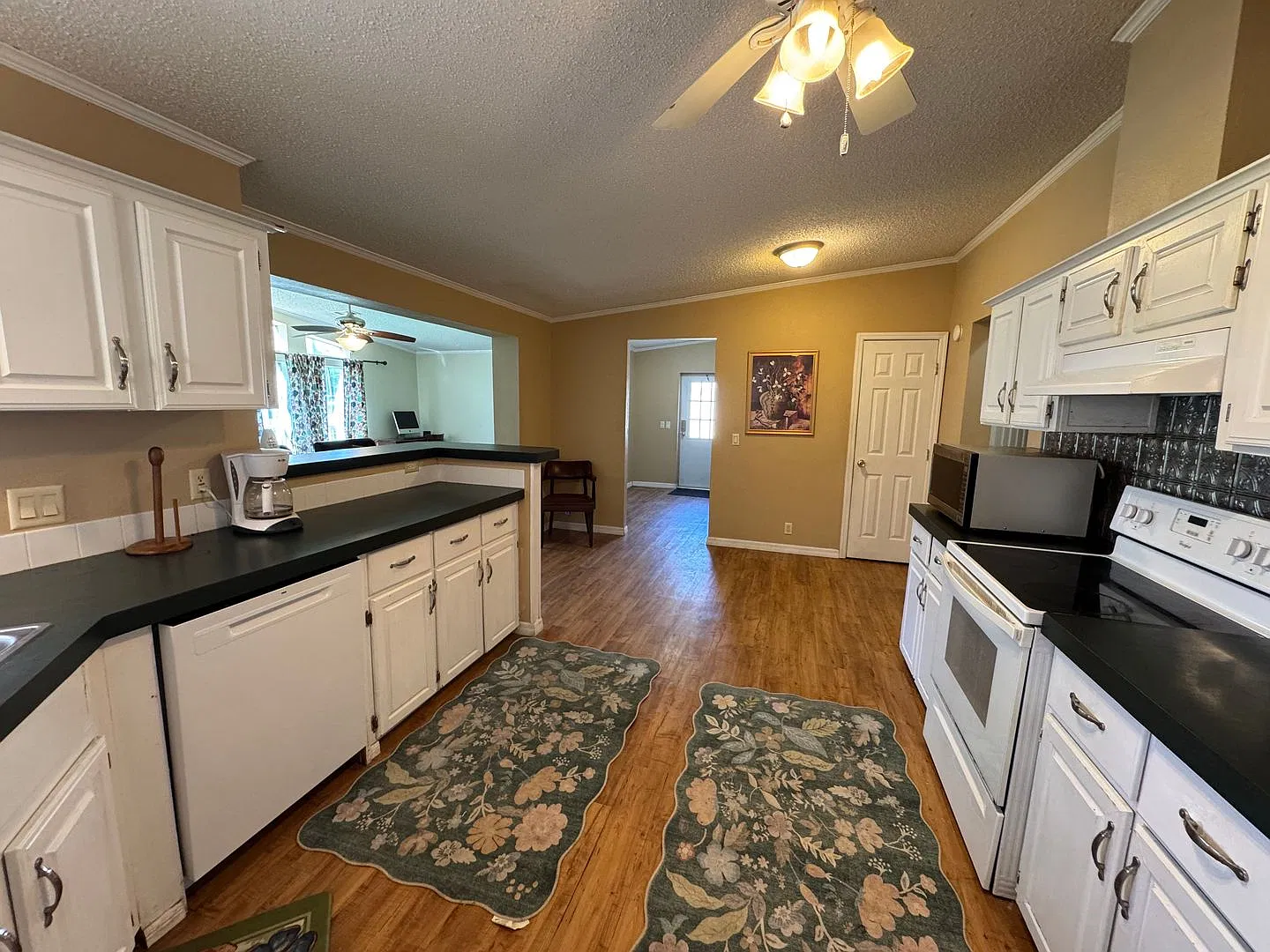 Spacious Furnished 3 Bedroom, 2 Bath Triple-Wide Manufactured Home South of Live Oak, FL — Photo 3