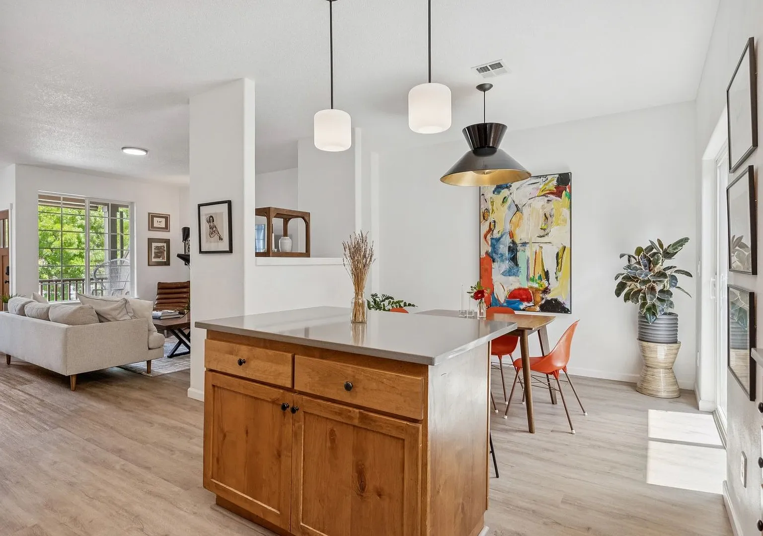 Spacious 3 story townhouse w/ 2 car garage and a Bonus Room — Photo 3