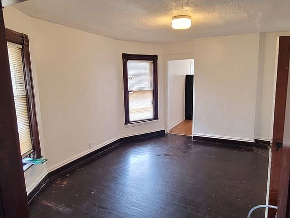 5th image of 407 Flint St